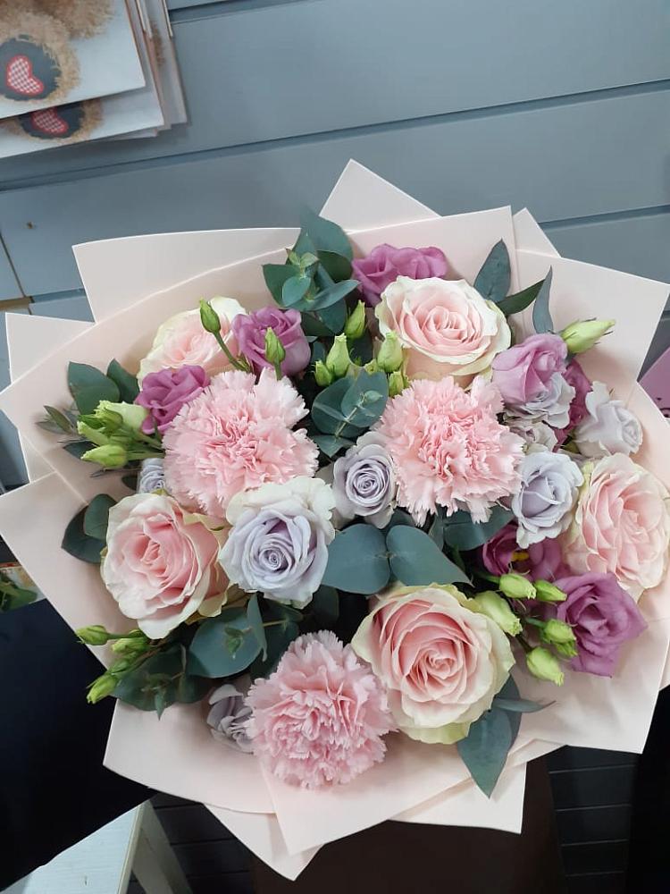 Букет цветов из: Розы, Гвоздики и Лизиантусы в Сытьково